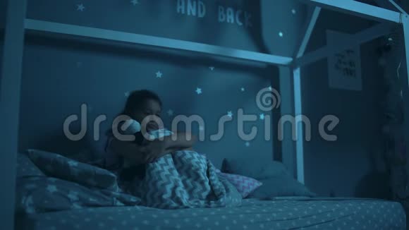 3害怕的小女孩晚上睡不着视频的预览图