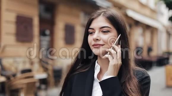 漂亮的年轻商务女性高兴地在她的电话上交谈走路笑商业生活方式积极的生活方式视频的预览图