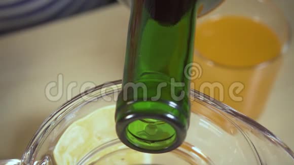 一瓶酒和一杯酒的颈部特写镜头视频的预览图