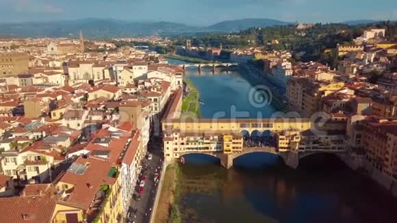 空中观景意大利的佛罗伦萨庞特威奇奥桥和城市天际线佛罗伦萨是意大利地区的首都视频的预览图