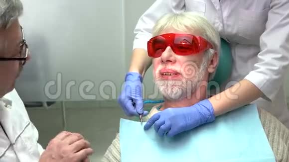 患有老年病人的牙医视频的预览图