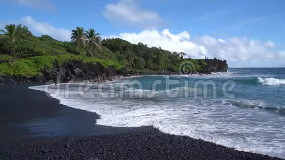 夏威夷毛伊岛的海滩场景视频的预览图