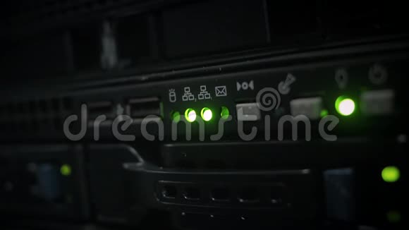 绿色LED指示灯在黑暗中闪烁视频的预览图