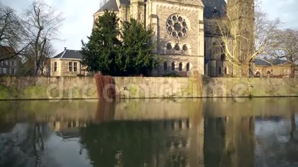 在梅茨的新罗马寺纽夫教堂的风景位于莫赛尔河的一个岛屿上视频的预览图