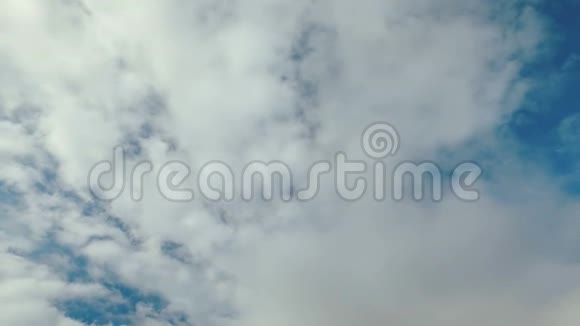 秋日冰岛玄武岩岩石上的从多云的天空到瀑布的全景视频的预览图