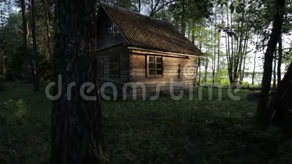 日出时斯维尔湖附近树林里的旧木屋视频的预览图