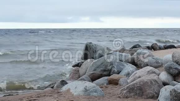 夏季的一天海洋海岸上的海灰巨石视频的预览图