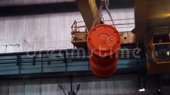 工业概念一台起重机吊在一个大橙色的地方视频的预览图