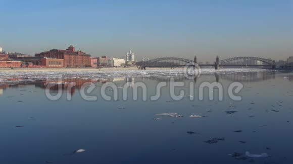 春冰漂流期间布尔什科辛斯基桥附近城市景观圣彼得堡视频的预览图