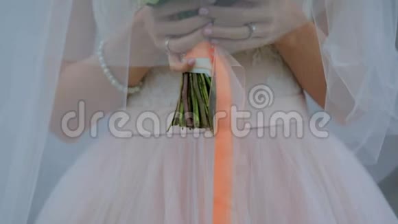 戴着面纱的美丽新娘戴着一束鲜花神秘的形象视频的预览图