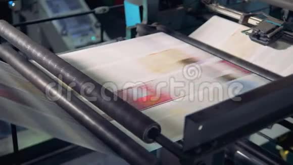 在印刷设备上滚动的新鲜报纸的特写镜头视频的预览图