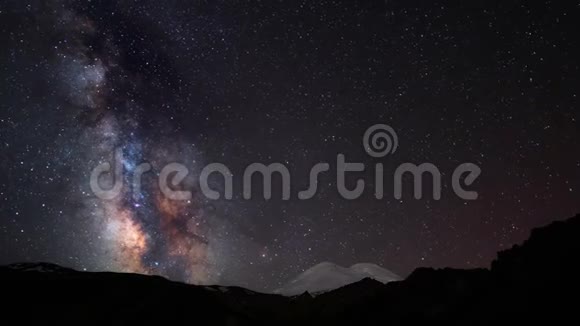 星星和银河系在埃尔布鲁斯山上的运动视频的预览图