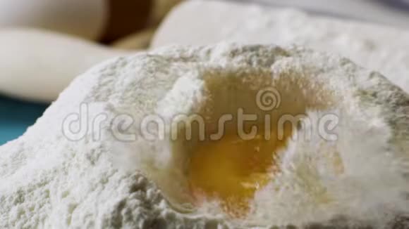 Yolk瀑布在缓慢的运动进入Flour关闭场景鸡蛋掉在面粉里录像食物鸡蛋掉落视频的预览图