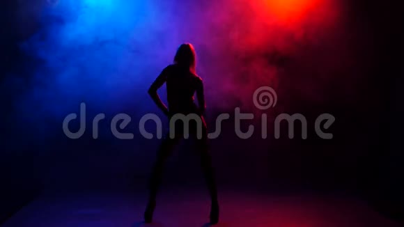 夜店舞女在明亮的灯光下表演吸烟视频的预览图