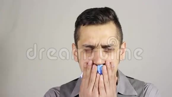 咳嗽的小胡子男视频的预览图