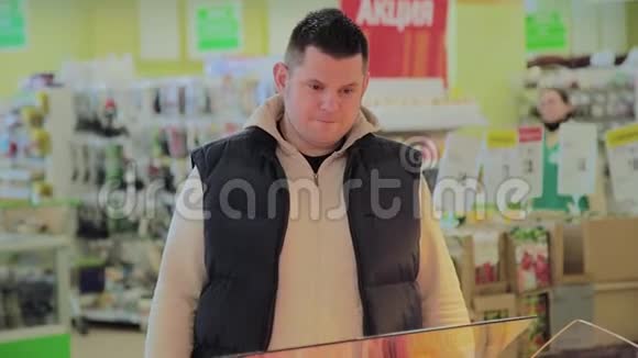 超市里的胖子为自己挑选早餐视频的预览图