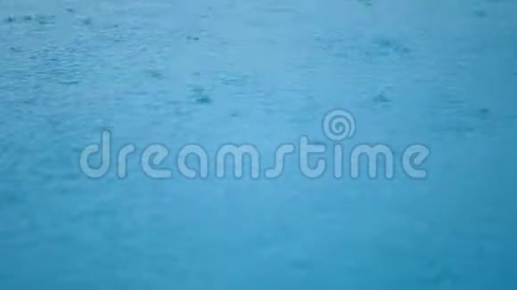 4K镜头无缝循环特写镜头雨水在水面上雨滴水坑无缝循环背景雨天的天气视频的预览图