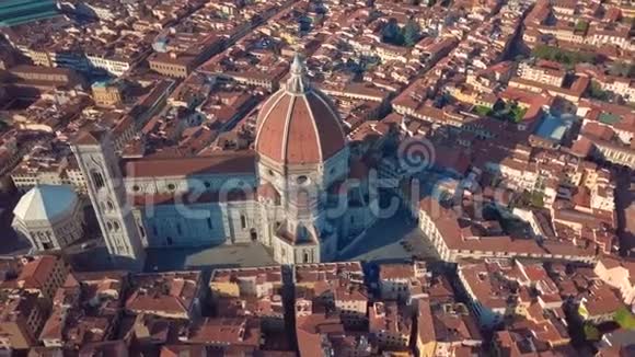 意大利托斯卡纳佛罗伦萨的鸟瞰图飞过佛罗伦萨的屋顶视频的预览图