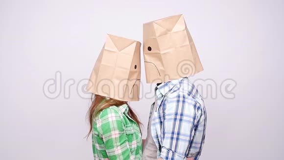 一对愁眉苦脸的夫妇头上戴着纸袋视频的预览图