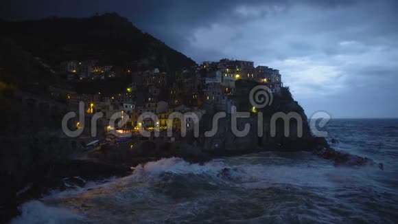 浪漫的夜景马纳罗拉村有明亮的房子景观视频的预览图