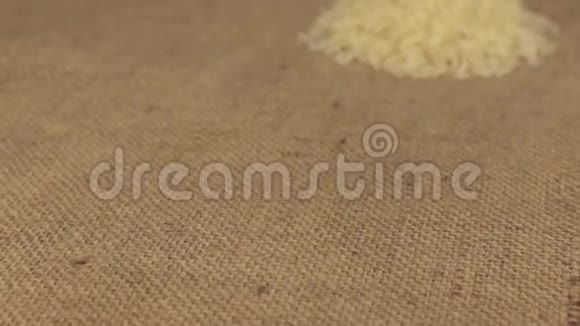 Zoom靠近的是一堆米粒躺在麻布上特写视频的预览图
