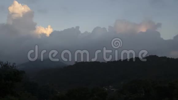 巴西大西洋森林山脉的云层时间流逝视频的预览图