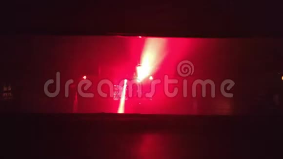 一个有红光的地下技术俱乐部的舞台上的景色视频的预览图