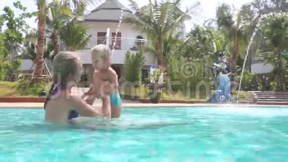 母亲把女儿抱起来在水下呼吸视频的预览图