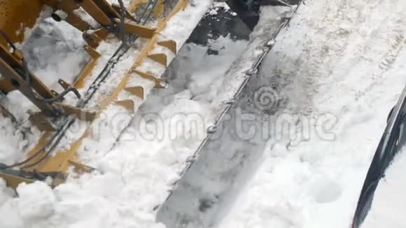 拖拉机把路上的雪清除了视频的预览图