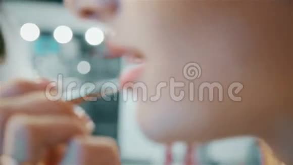 性感的年轻女人在嘴唇上涂化妆品视频的预览图