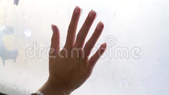 手印在冰冻的窗户上视频的预览图