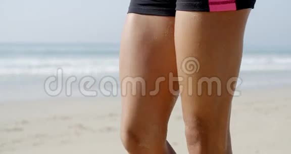 女人的健康腿在海滩上视频的预览图