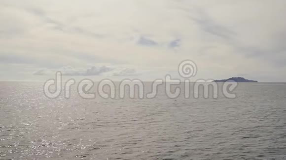 从渡船到令人兴奋的波光粼粼的阳光下大海菲律宾巴拉望群岛视频的预览图