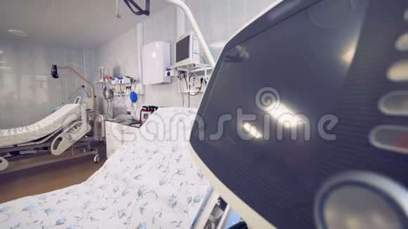 提供设备齐全的医院病房的侧视图重点是一张床和一个监视器视频的预览图