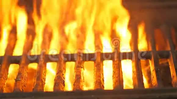 烧烤在餐厅的厨房或户外自然火焰透过烤架渗出厨师躺在烤架上视频的预览图