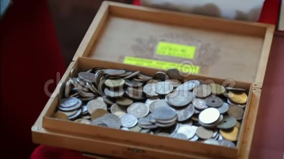 收藏了大量的旧宝箱里的复古硬币数字爱好视频的预览图
