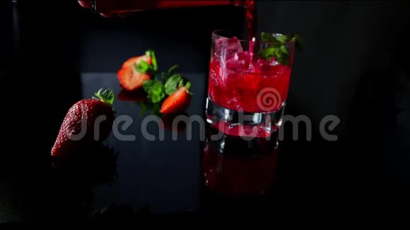 新鲜的红色鸡尾酒冰块和薄荷叶红色的夏日浆果视频的预览图