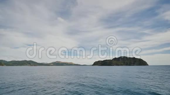 从渡船到令人兴奋的大海的景色科罗恩市菲律宾巴拉望群岛视频的预览图