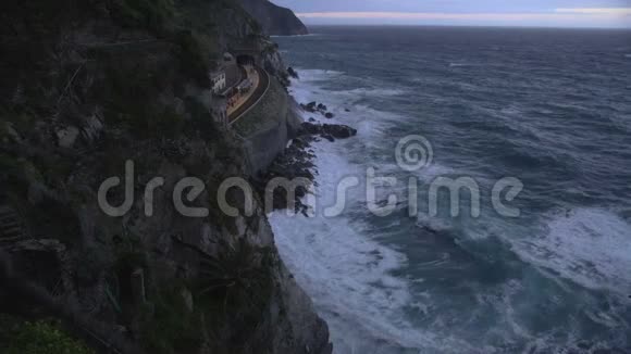 海浪拍打悬崖Manarola火车站CinqueTeres海岸线视频的预览图