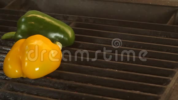 两份切成两半的青椒被烤熟戴着黑手套的厨师把肉放在辣椒旁边的烤架上视频的预览图