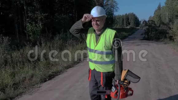 路上的林业工人手里拿着电锯快要碎了云杉也掉了视频的预览图