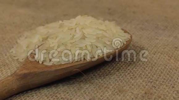 旋转着一堆米粒从一个木勺子上掉下来视频的预览图