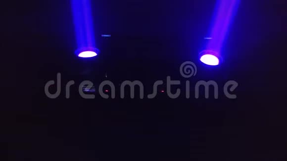 技术俱乐部的天花板上有两盏紫色的聚光灯旋转视频的预览图