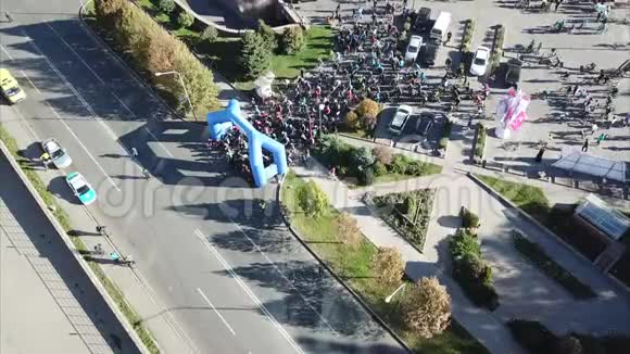 骑自行车的人一开始就聚集在一起用无人机射击很多人在一个地方视频的预览图
