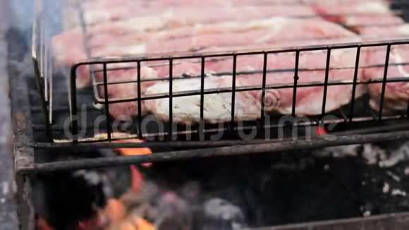 在花园里的烤架上烤猪肉牛排春天关门视频的预览图