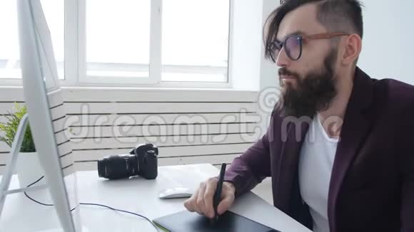 专业摄影和平面设计理念年轻时尚男子平面设计师摄影师在一个视频的预览图