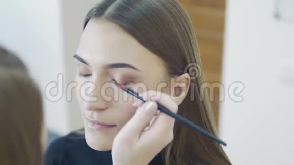 化妆设计师为模特在照片拍摄时制作化妆眼效视频的预览图