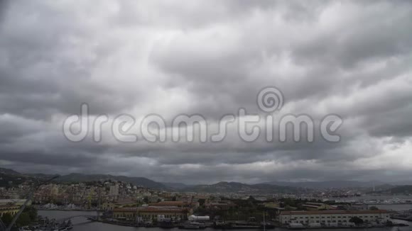 灰云飞过比萨城俯瞰意大利美丽的古镇视频的预览图