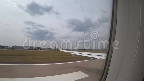 德国汉诺威2018年6月16日飞机从汉诺威机场起飞从乘客窗口观看视频的预览图