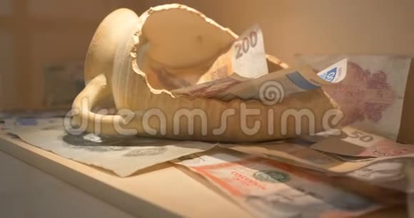 旧币和钞票的收藏视频的预览图